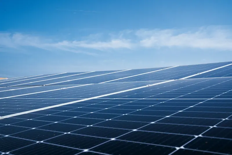 Paneles solares fotovoltaicos sobre una cubierta